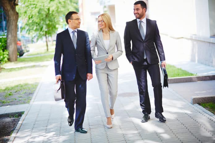 walking-meeting-business-people