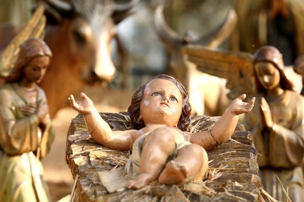 wooden-baby-jesus-creche-scene